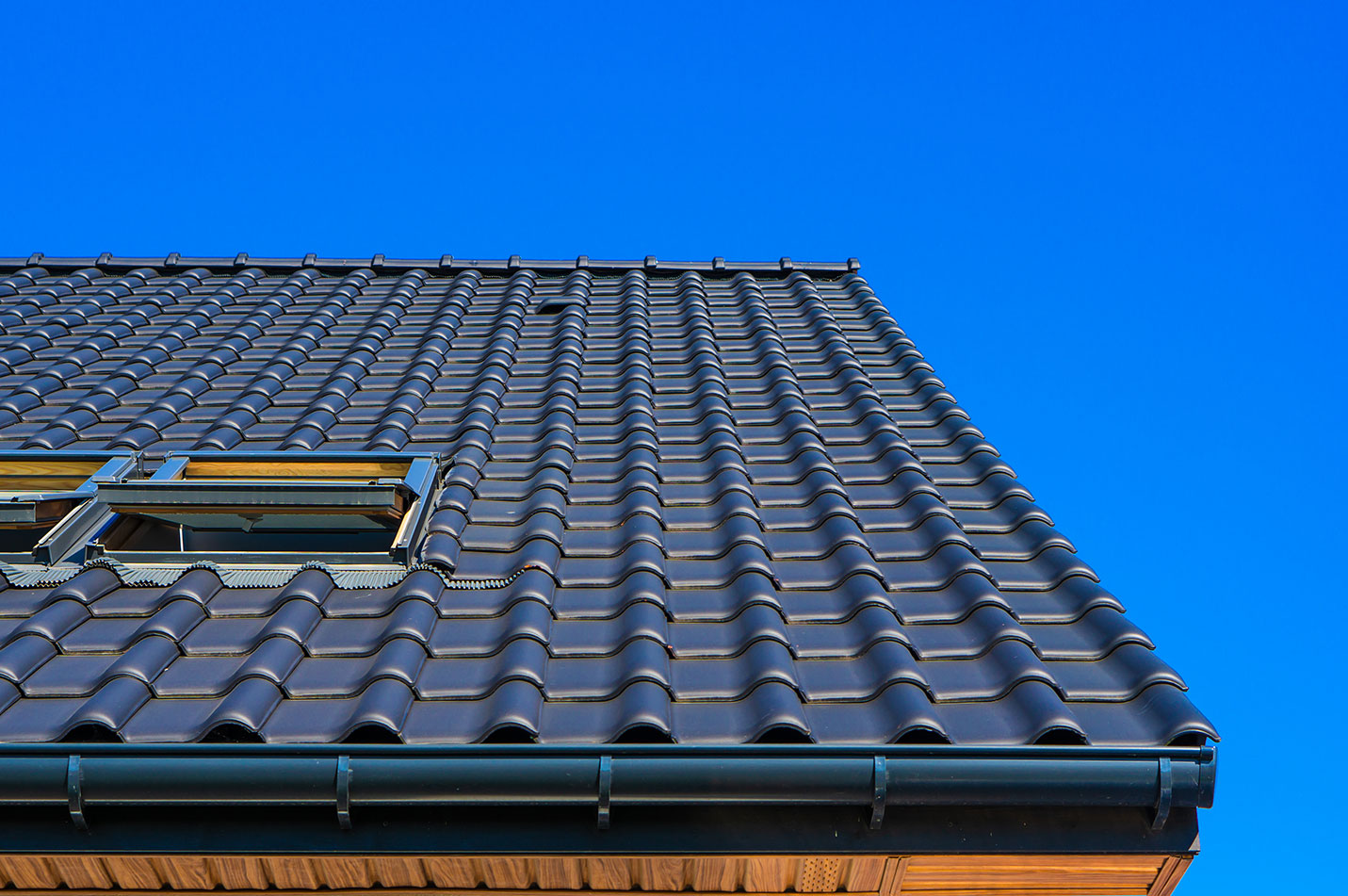 Dach mit schwarzen Dachpfannen und Dachfenster