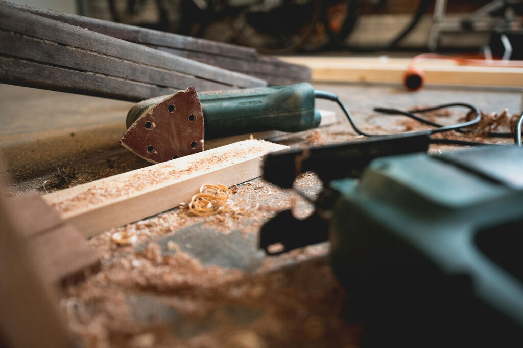 Werkbank mit Holz und Werkzeug