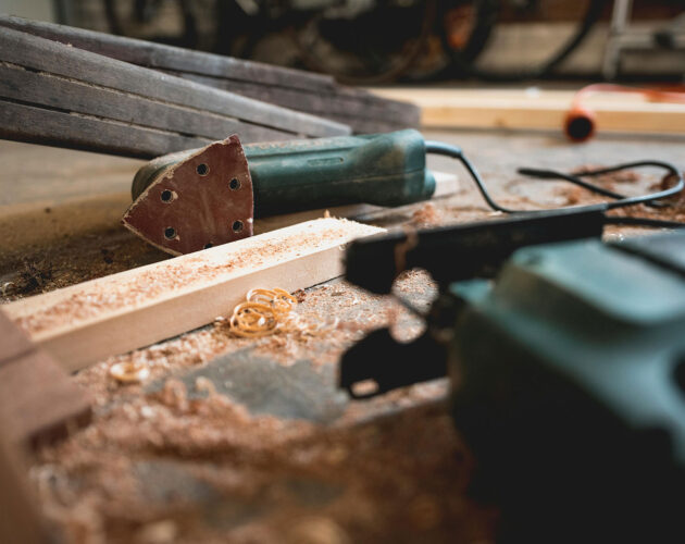 Werkbank mit Holz und Werkzeug